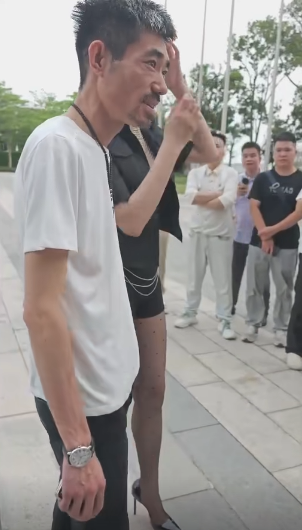 他这件白体恤要不了大几万吧？