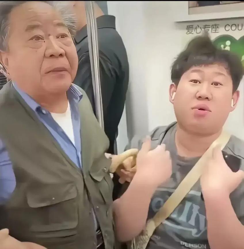 基因太强大了，这鼻眼都不用亲子鉴定。上海地铁老人让座的视频还在发酵，这老人和小伙