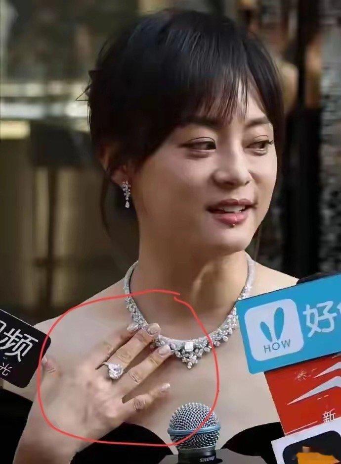 孙俪43岁现身活动，生图下显真实状态，面容稍显老气，手指偏粗，却也展露自然一面。
