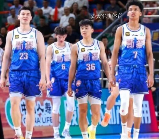 新赛季的新疆飞虎男篮，3位老将阿不都.沙拉木，吴冠希、朱旭航坐镇，年轻球员齐麟、
