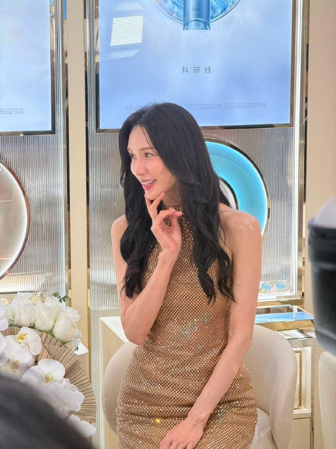 今天林志玲在出席时尚活动的时候搭配了一件金色的裙子，看起来有种光彩照人的魅力。