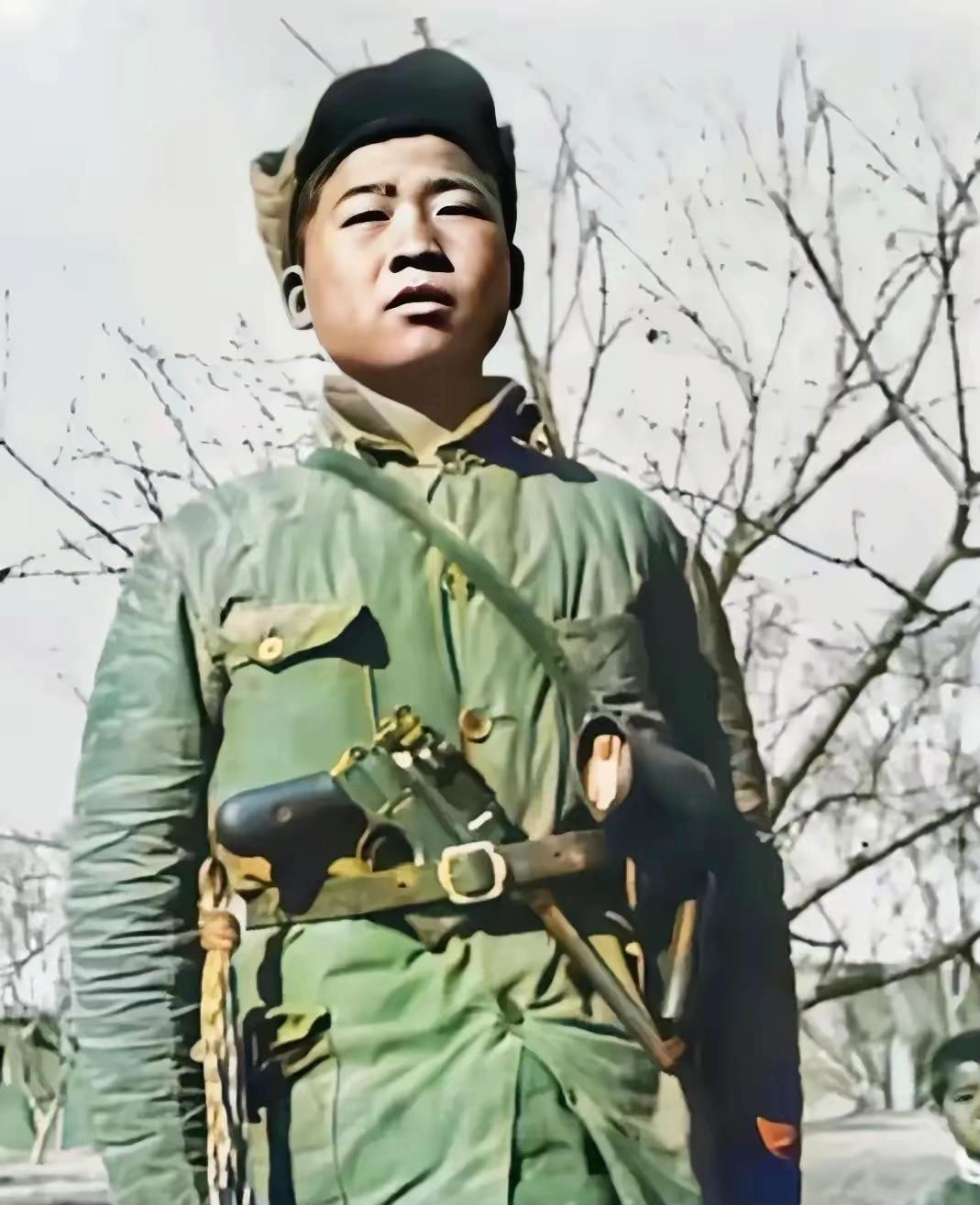 1938年，华北抗日根据地的一名小战士，年仅16岁。照片中的他，皮肤黝黑，穿着一