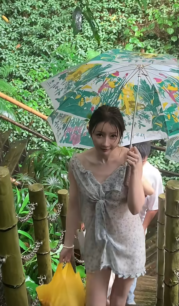 这下雨淋的不会是发烧了吧