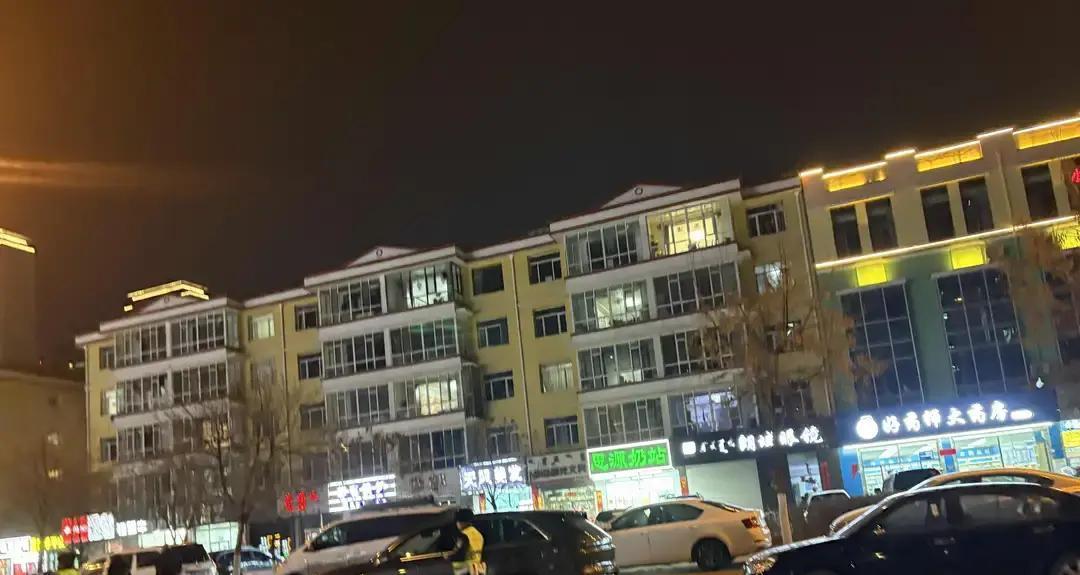 罚单礼物排着队送达。呼市金游城，路边车辆被贴得一辆挨一辆。交警的效率惊人，两