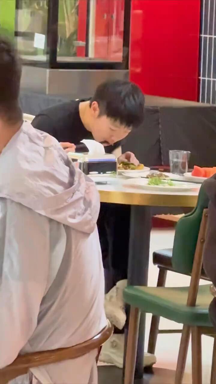 孙颖莎低头好好吃饭，心很大，其实这个性格很好，做好自己的事情，年龄永远是个迷，吃