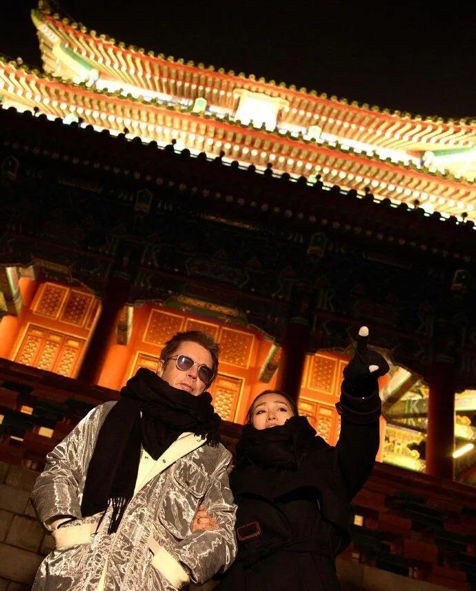 巩俐带法国老公游北京中轴线！国际巨星变身“导游”秀恩爱！国际影后巩俐竟然在北京