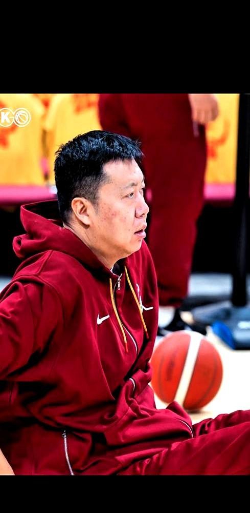 一张图，看得人五味杂陈。21年前大郅在快船队借着垃圾时间上场，他死死捏着那份快