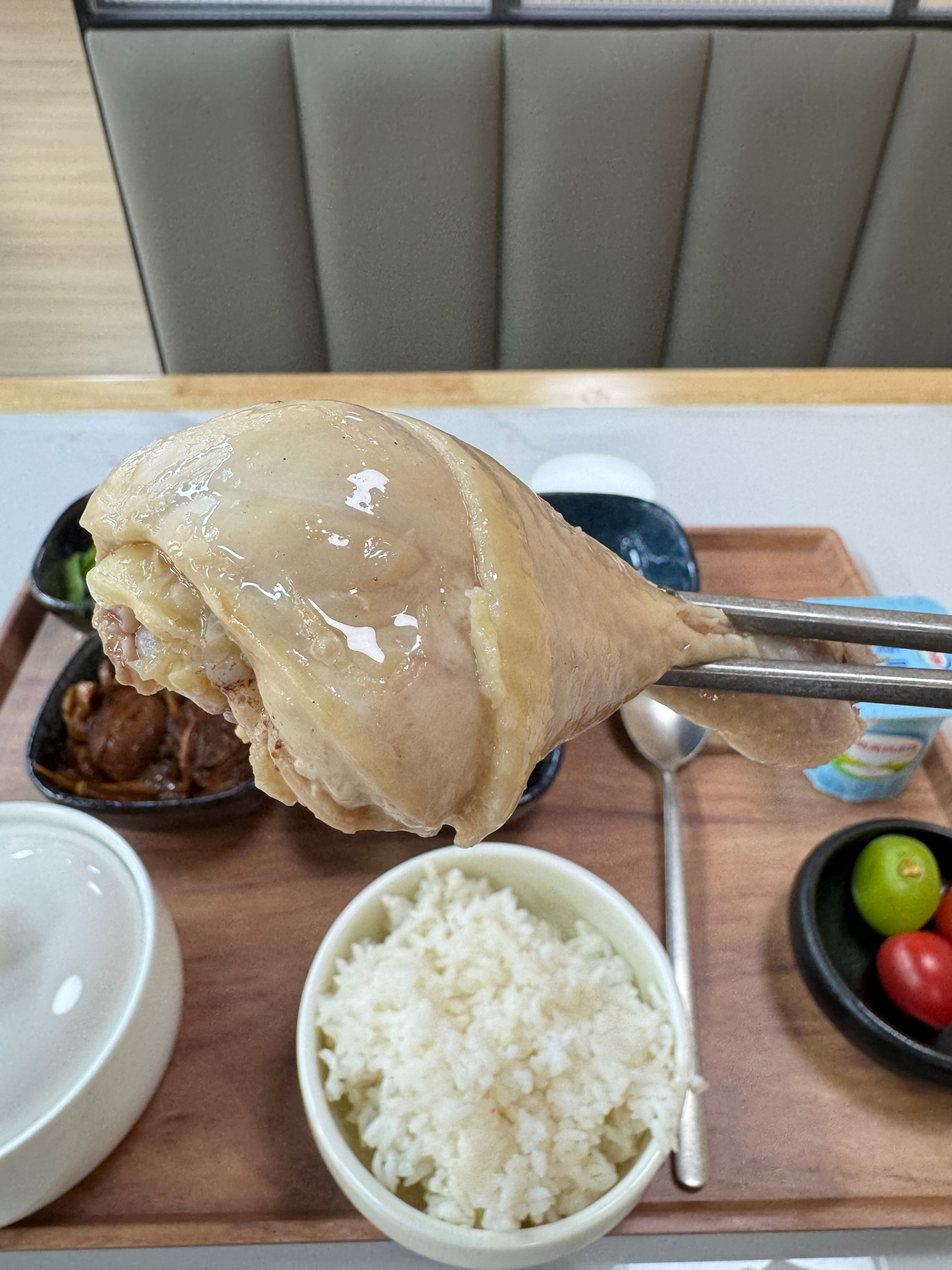 卷起来了，真的卷起来了！被网友夸爆的“鸿蒙大酒店”餐食倒还没有体验过；不过你们看