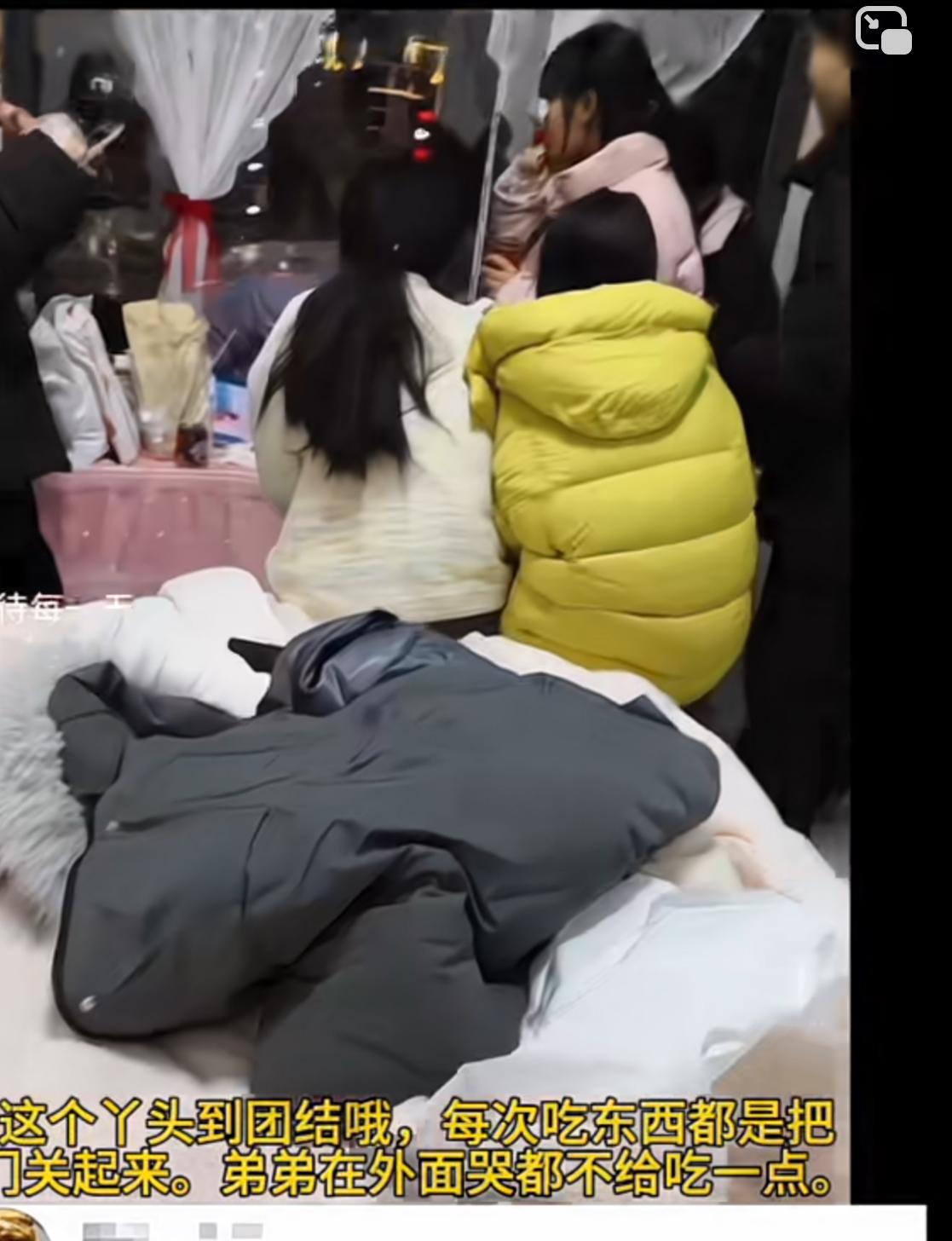 九个女儿把房间关起来吃零食，偏偏不给在房间外面哇哇大哭的弟弟吃，妈妈打开门阴阳怪