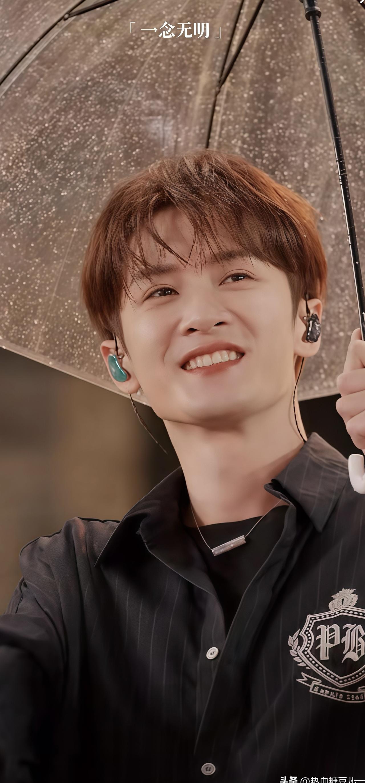 阿坝草原的花等了半季，我等了你十年，你一笑，漫山遍野全开了。去年追《长相思》，