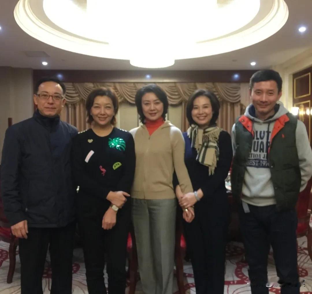 两大不同领域的美人同框了，岁月对待她们果然是偏心啊！江珊和老公田小洁，与京剧界