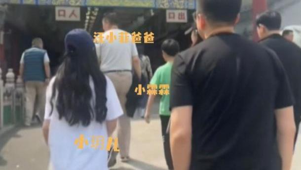 大S女儿逛北京花鸟市场,戴帽子心情愉悦,和弟弟互动很开心