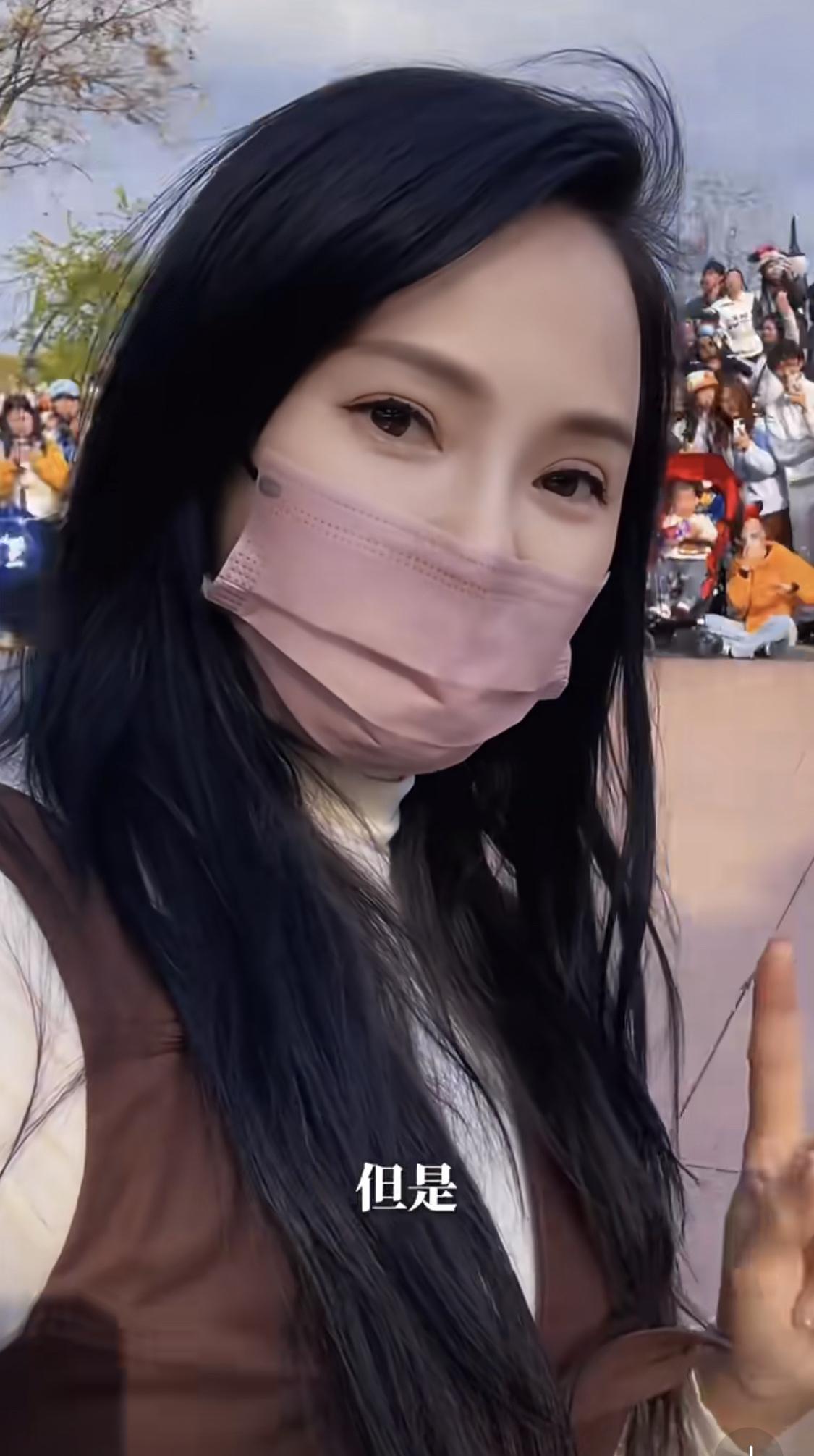 伊能静和秦昊带着米粒，一家三口同游迪斯尼。有人评论伊能静的穿着装嫩。伊能静高