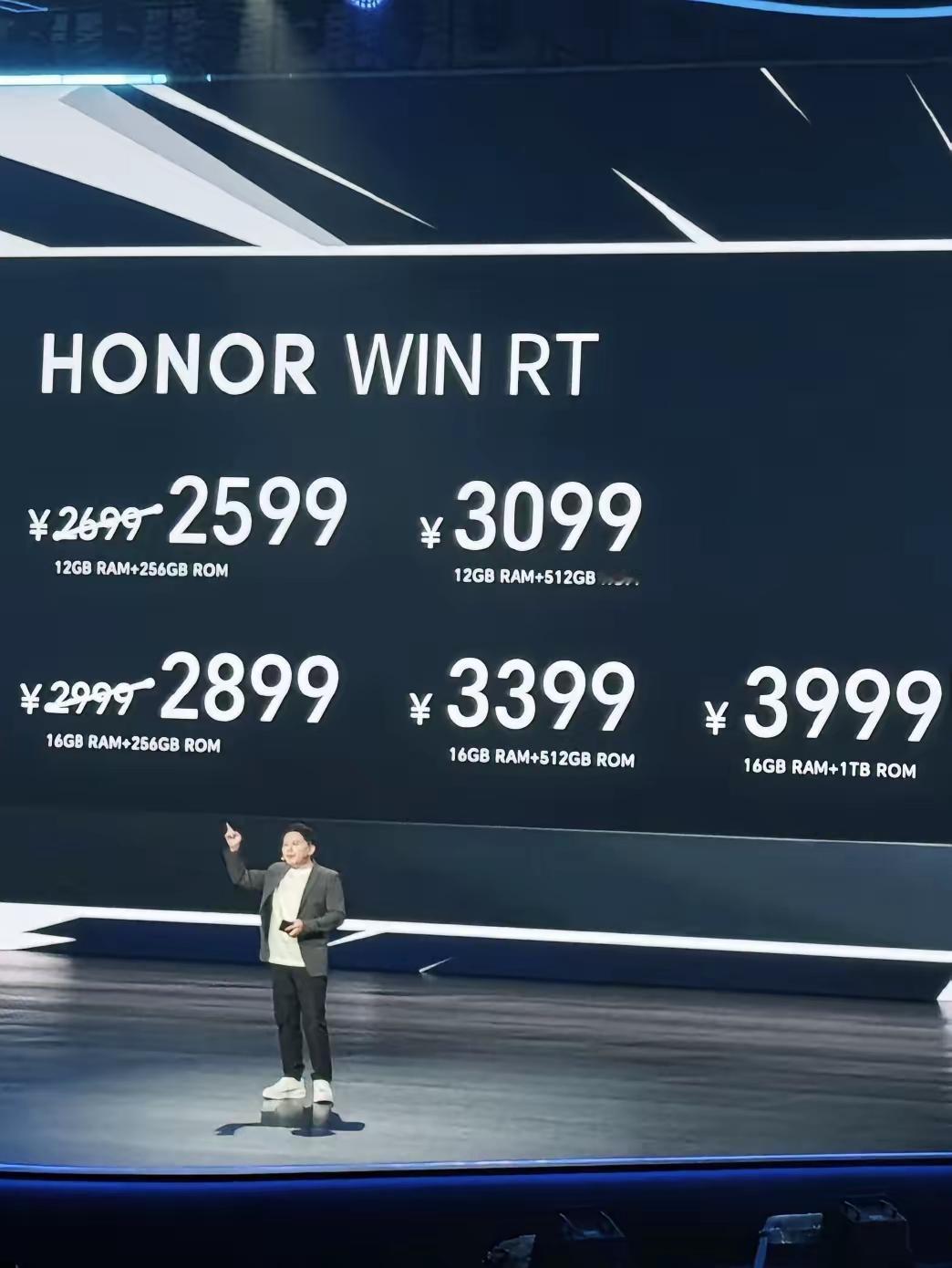 今晚友商都别睡了，荣耀哪是来发布新机，完全是发布绝望的，荣耀Win系才2699起
