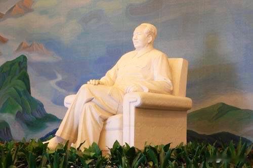 要警惕一种扭曲的历史双标论调。目前有一部分人看前三十年好像是一无是处，后三十