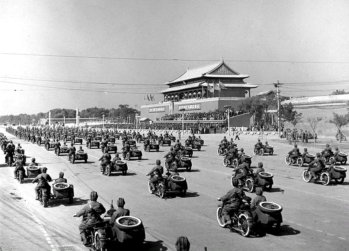 照片拍摄于1953年10月1日，是新中国成立后的第四次国庆阅兵。此时正值抗美援朝