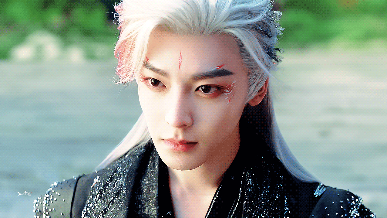 听说​侯明昊在《嫁金钗》开机前三天被李昀锐顶掉，平台账上缺口两千万，广告s那边只