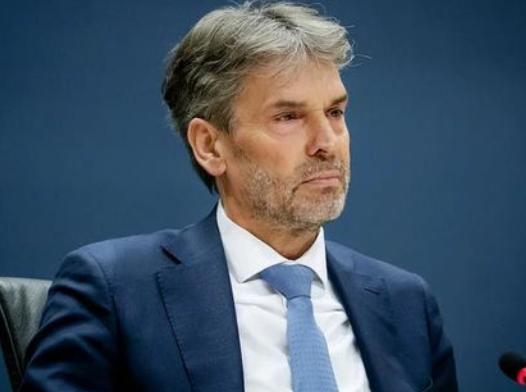 上个月底荷兰突然扔出颗“炸弹”，光刻机出口新规提前半年落地，直接把全球芯片圈炸得