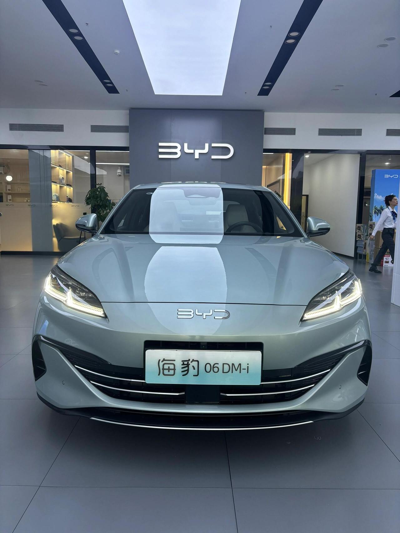 比亚迪现在盯着海外市场的劲头，和几年前真是两个样。2025年他们全球卖了460.