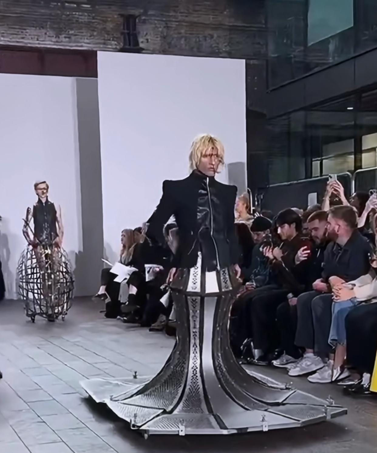 就说呢，难怪男模特不穿透视装，原来是穿上钢板裙子了呀这设计师是怎么想的，这设