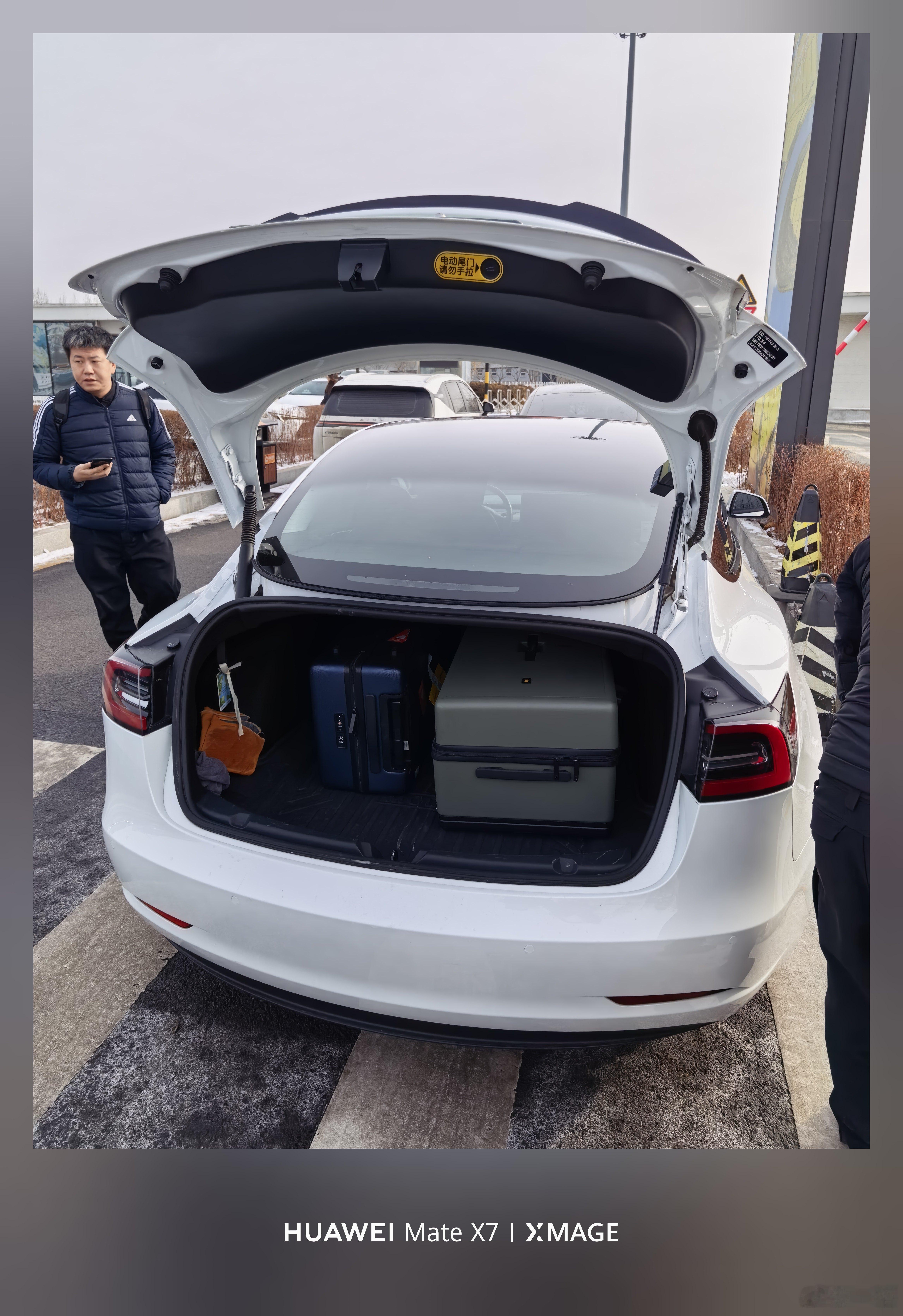 打了辆Model3，后备箱塞不下我的行李箱，进副驾了行李确实带多余了，两件羽