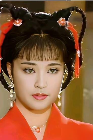 75岁刘晓庆，和小30岁男演员连吻18次，镜头怼脸拍，你敢看吗？短剧里，桃花