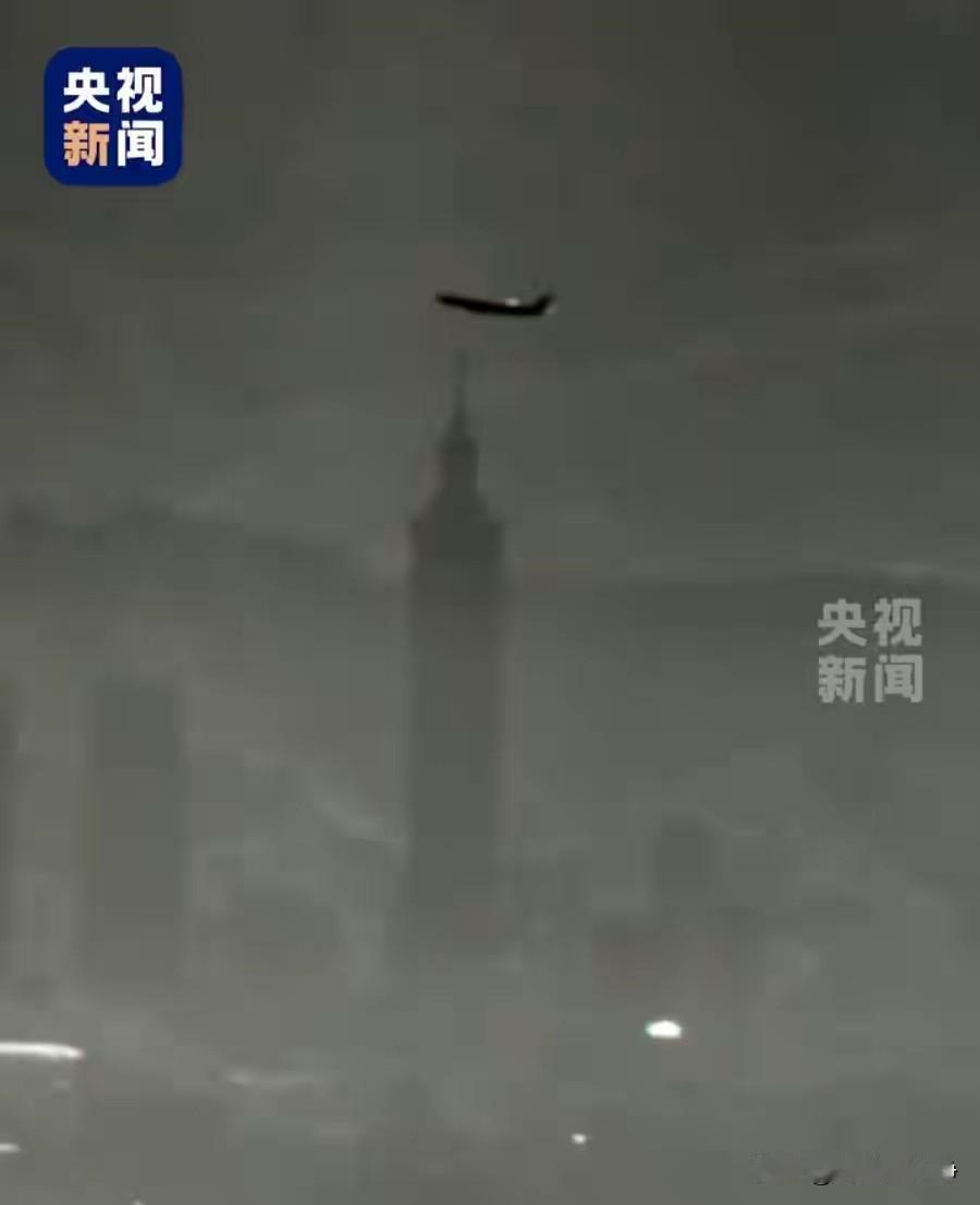 这张图片你知道什么地方让青蛙们最破防吗？不仅仅是101大楼。主要还是那架刚刚