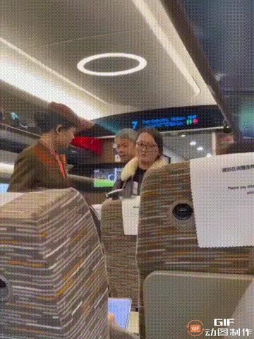 高铁上有个女的推着婴儿车堵在中间道，别人想过去她就是不挪。乘务员走过来好声好气劝