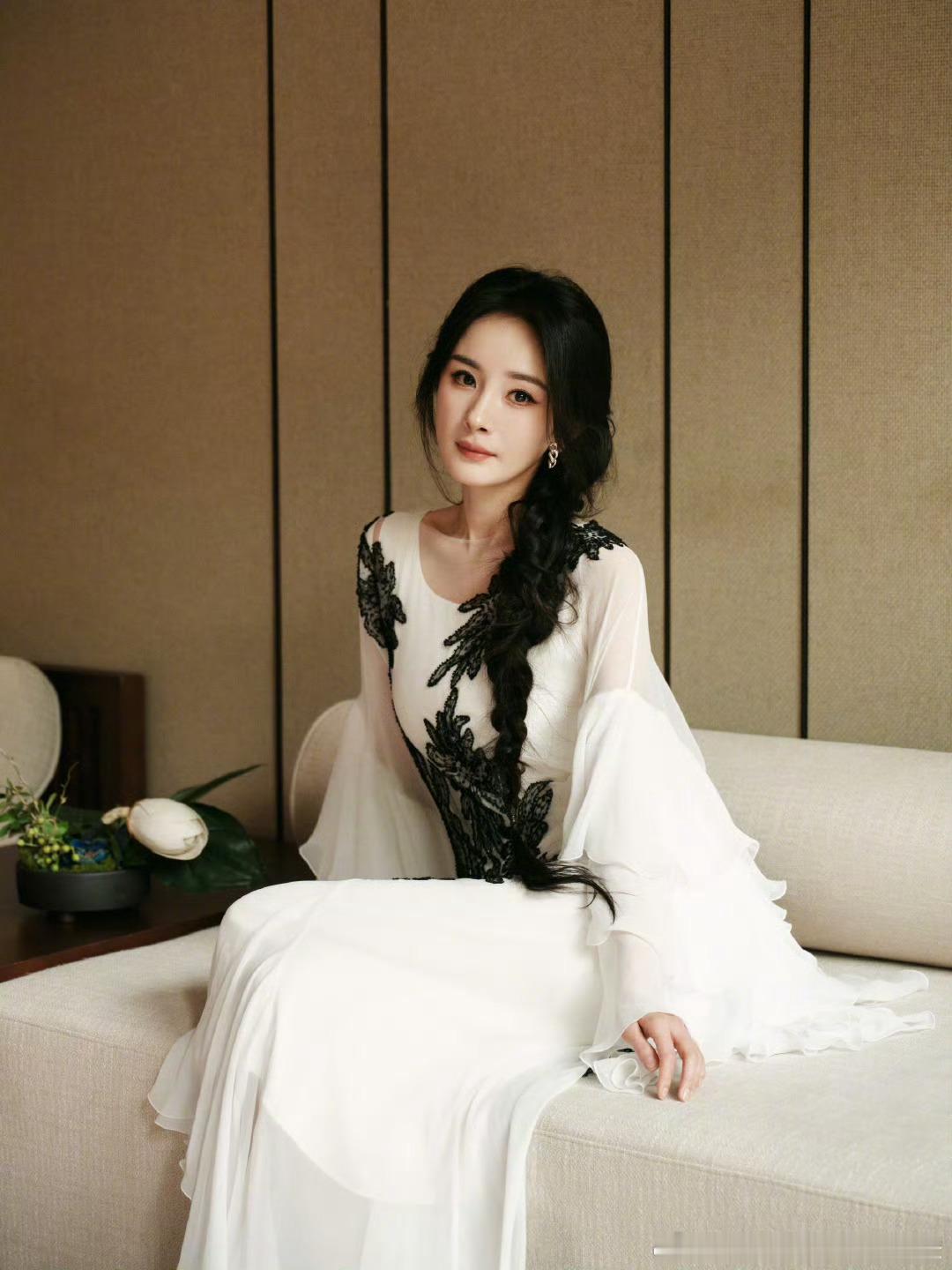 杨幂🦊杨幂misssixty全球品牌代言人现实的惨淡映照出梦想的不切实际