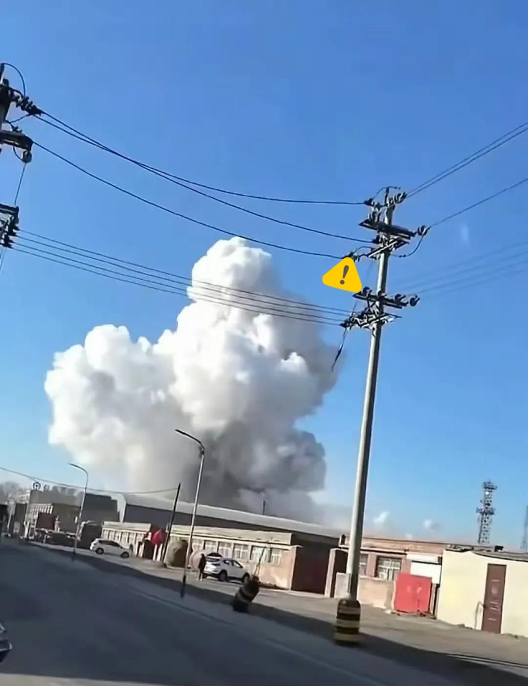 看到包头包钢的事故后，我马上打电话给住在包钢附近的姑姑打电话问她现在那里现在