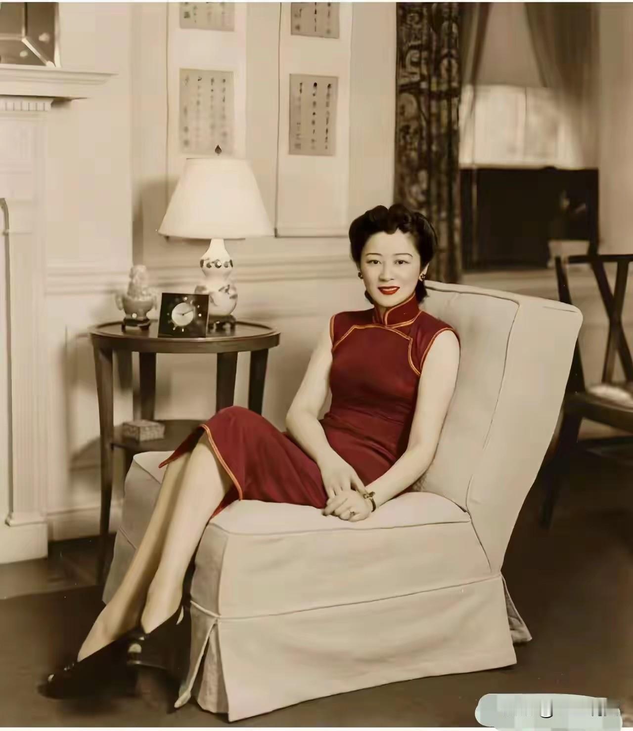 1942年，35岁的张乐怡在纽约留下的罕见留影，照片里，她身着华丽旗袍、脚蹬高跟