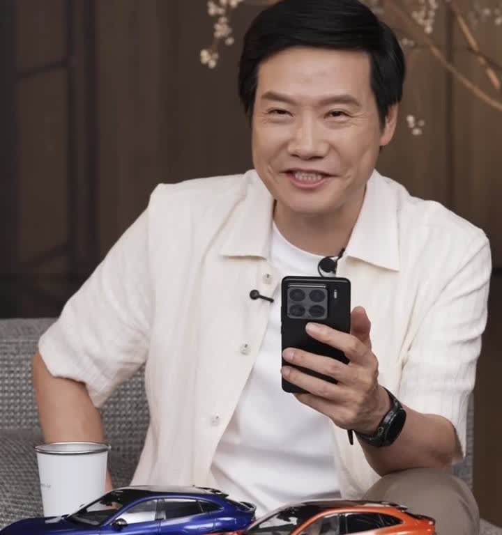 雷军直播翻车？我看翻的是某些车企的底裤。几分钟卖几十万台车，直播间却吵成一锅