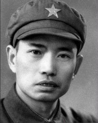 1982年，开国少将尤太忠视察部队，见一副团长好生眼熟，暗骂一句大事不好，立刻打