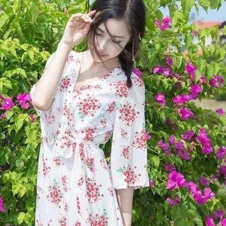 花开花落，年年岁岁，红妆美人伴花丛。独对花开花落时桃花朵朵醉亭台暮花落花花