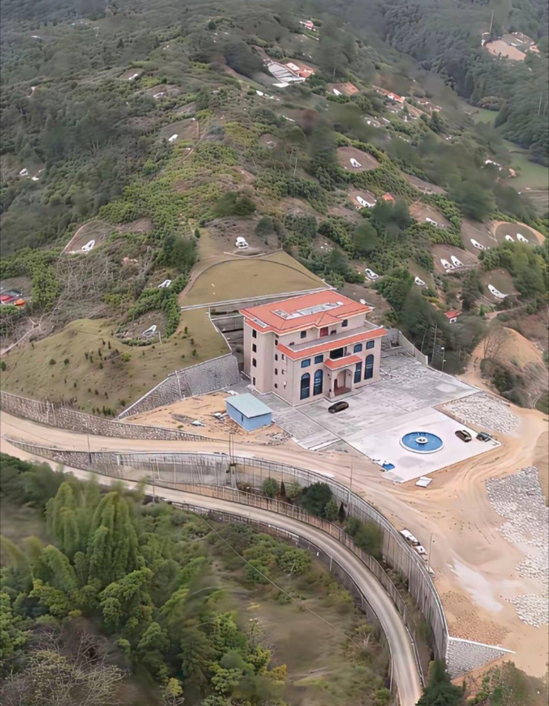 为什么要把房子建山上啊？感觉后面都是墓地。