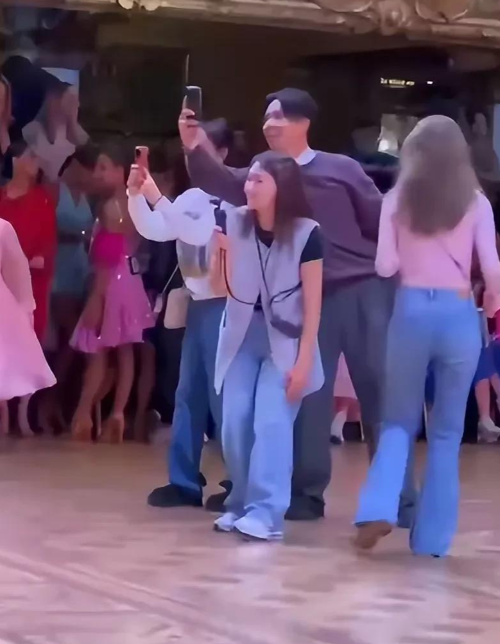 孙俪女儿英国拉丁舞比赛夺冠，合影时被男老师亲脸引热议