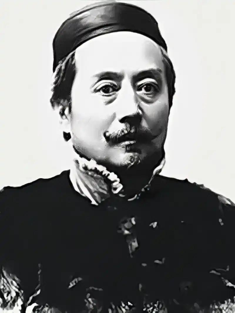 1907年，张之洞与袁世凯同时进入军机处。一日，袁世凯会见德国公使，说：“张中堂