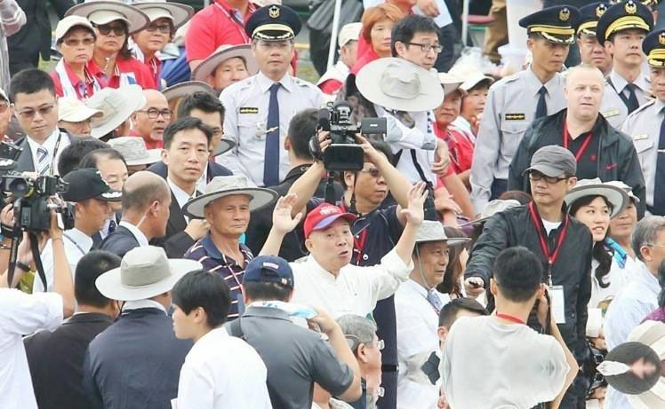 岛内的政治舞台最近又上演了一出大戏，这次登台抛出震撼弹的，是老牌政客王金平。他在