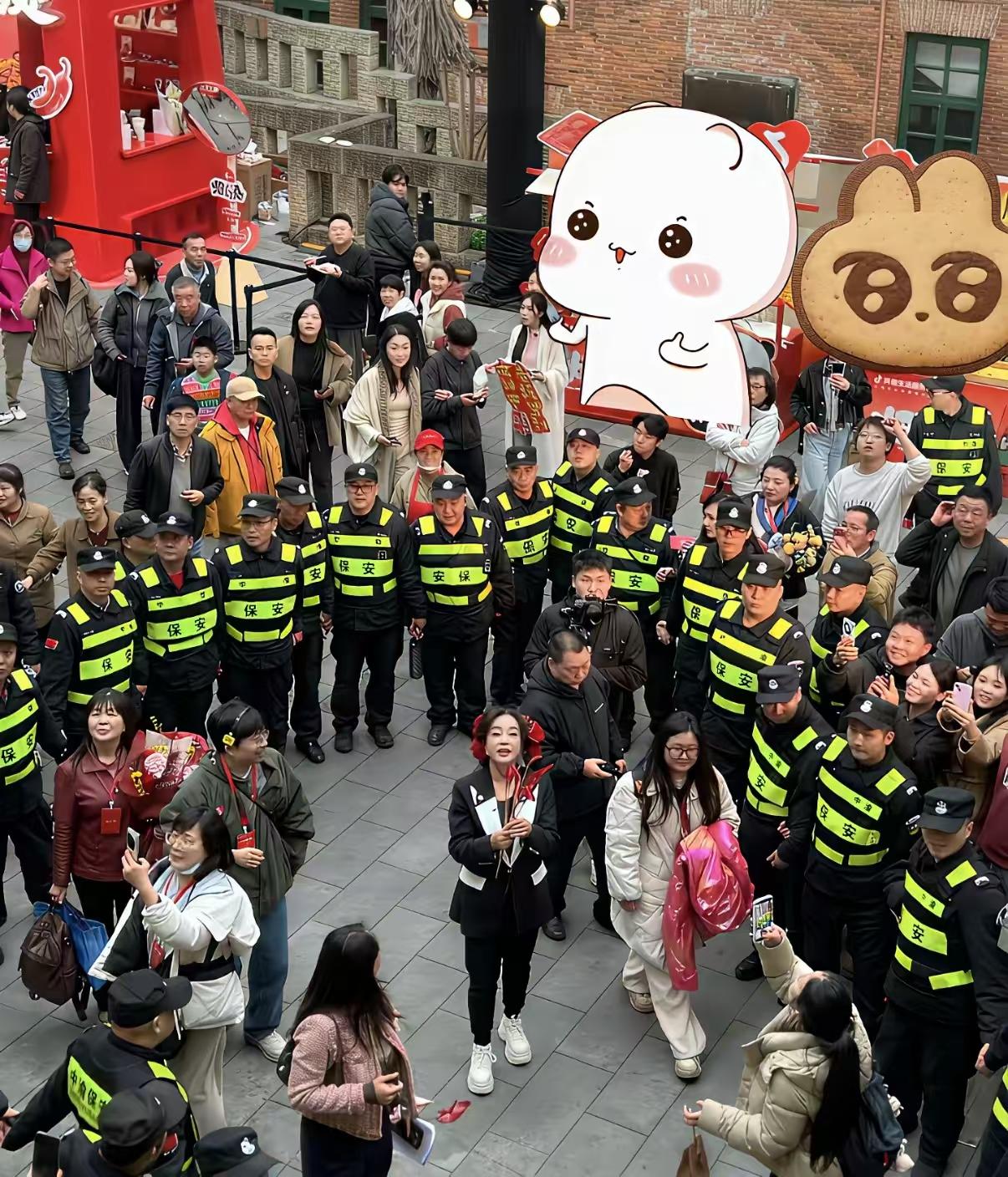 看看刘晓庆回重庆老家，那叫一个风光。头顶戴花真正好看，招来了众多野汉，除非保安一