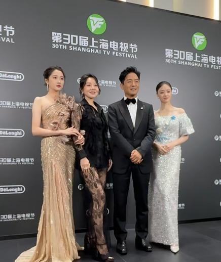 蒋欣现在也算是尝到了自己三个月前种下的那颗“恶果”。闫妮“一家三口”和蒋欣一起