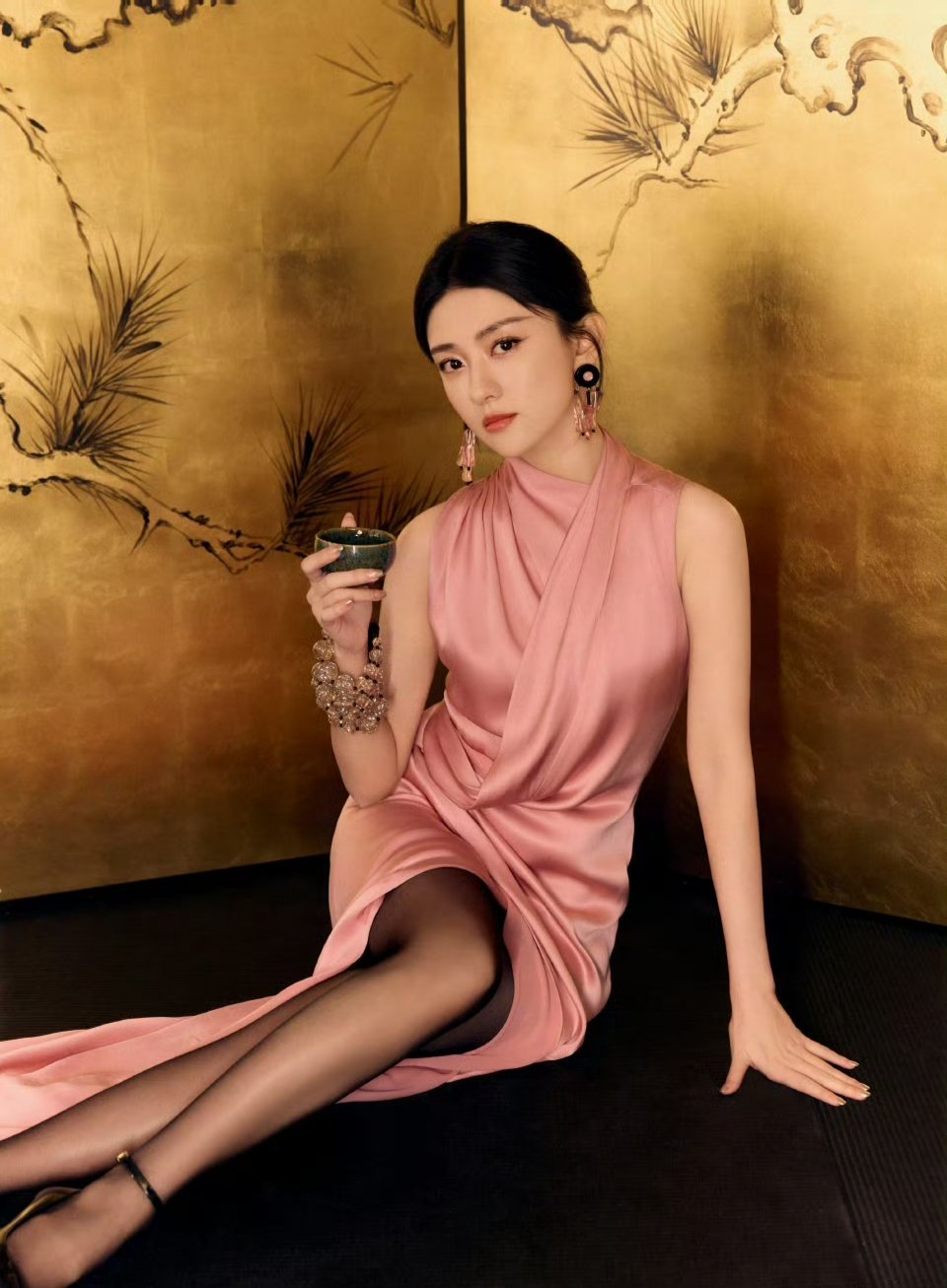 梁洁黑丝大长腿梁洁