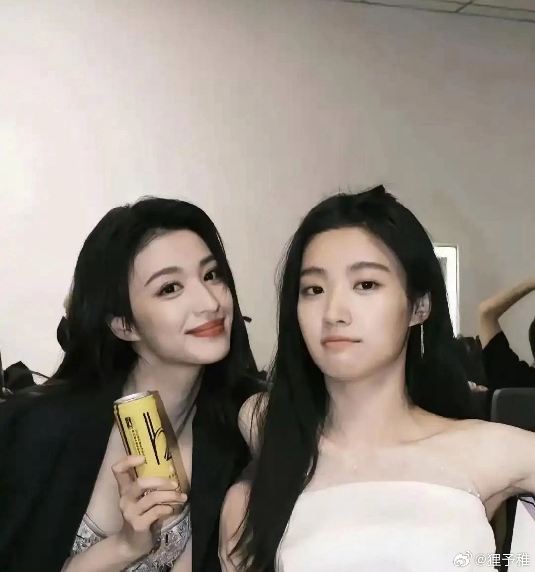 王楚然和卢昱晓的合照，一个骨相美一个皮相美