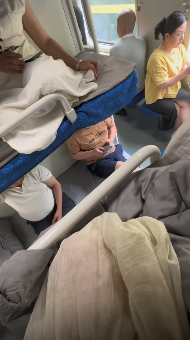 完了，睡一觉睡醒，尴尬的下不去了