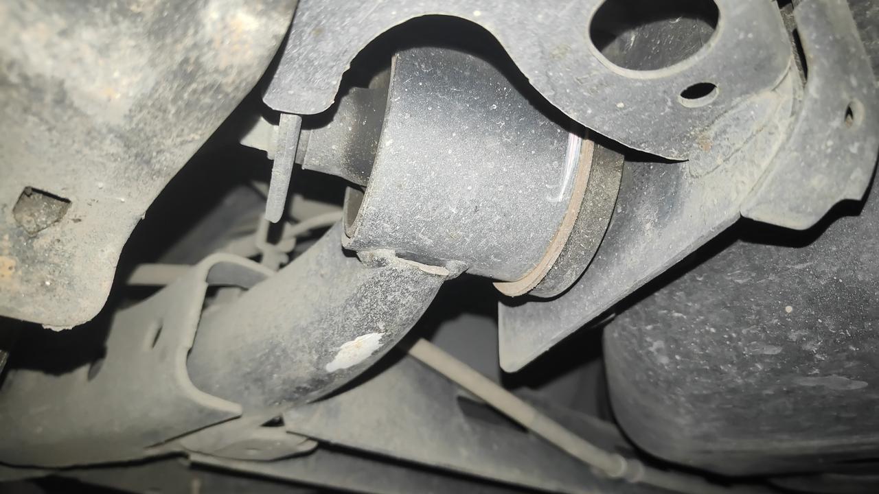 这是车身和扭力梁连接的重要部件至于这个部件叫什么名字我还真不知道[捂脸哭][呲