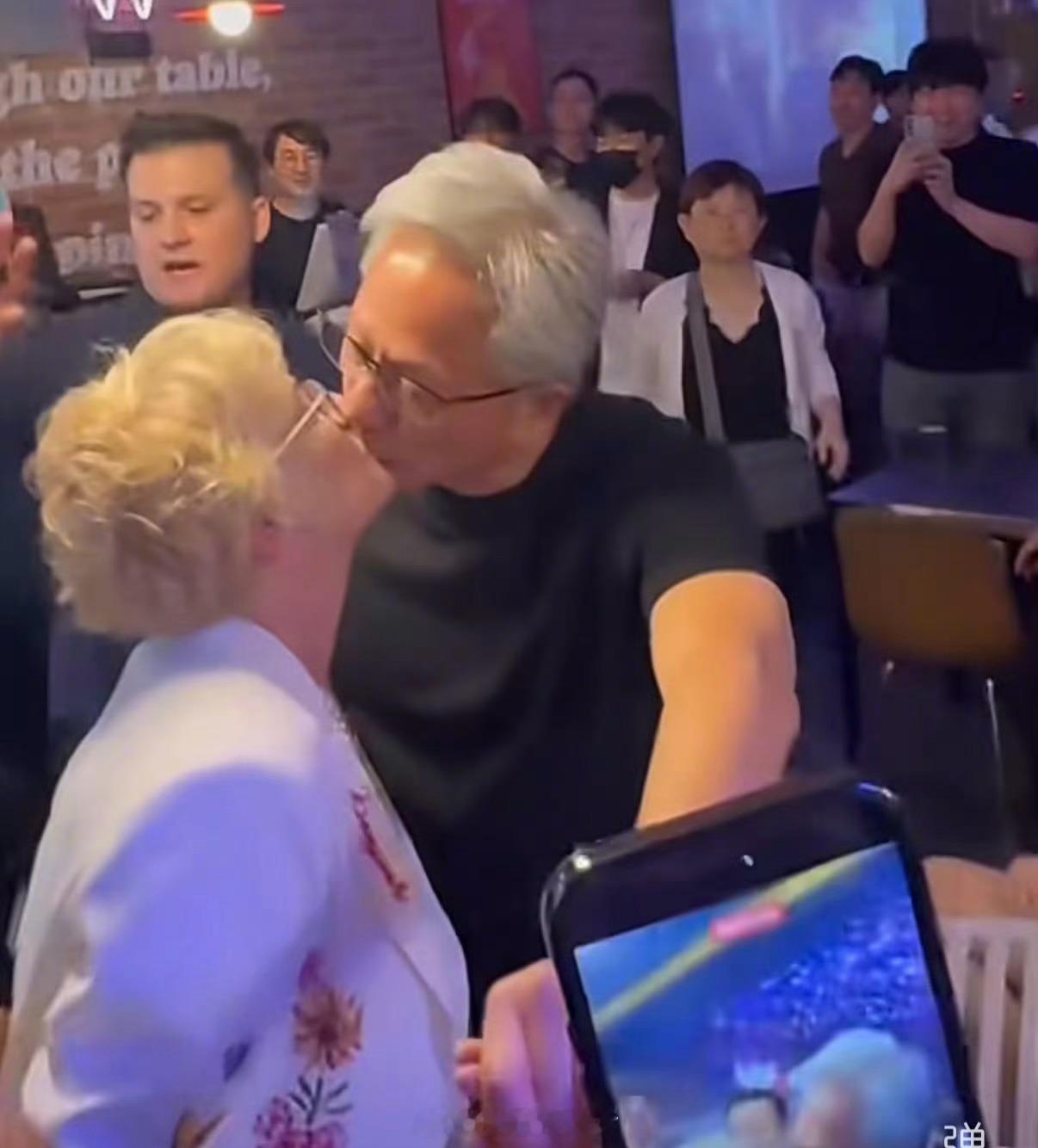 黄仁勋当众亲吻妻子，老夫老妻大秀恩爱黄仁勋当众亲吻妻子