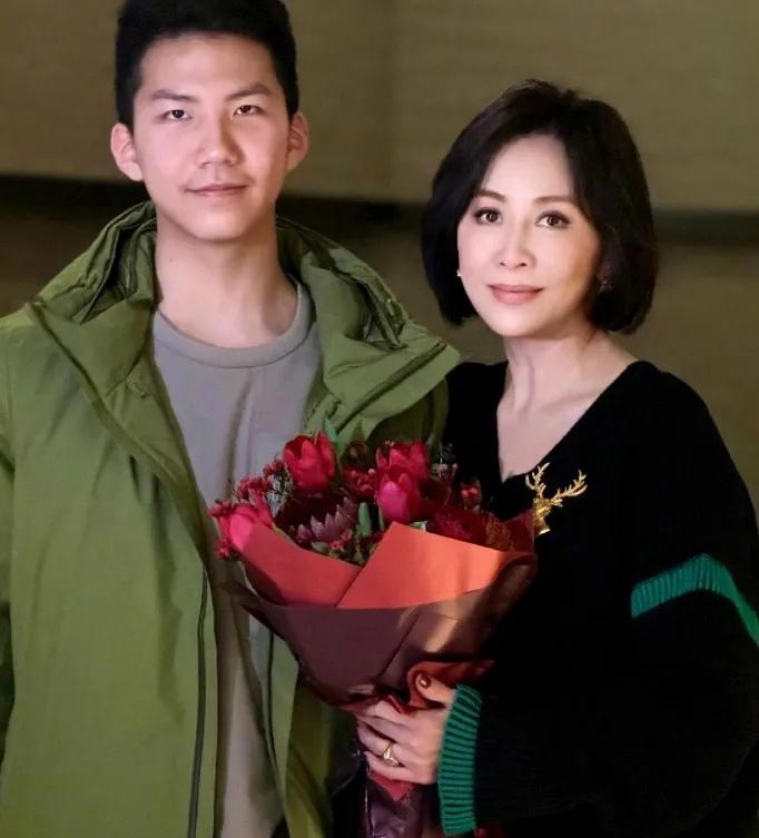 身家十亿的刘嘉玲把千万豪宅过户给干儿子康康，原本以为这件事能够皆大欢喜，没料到康