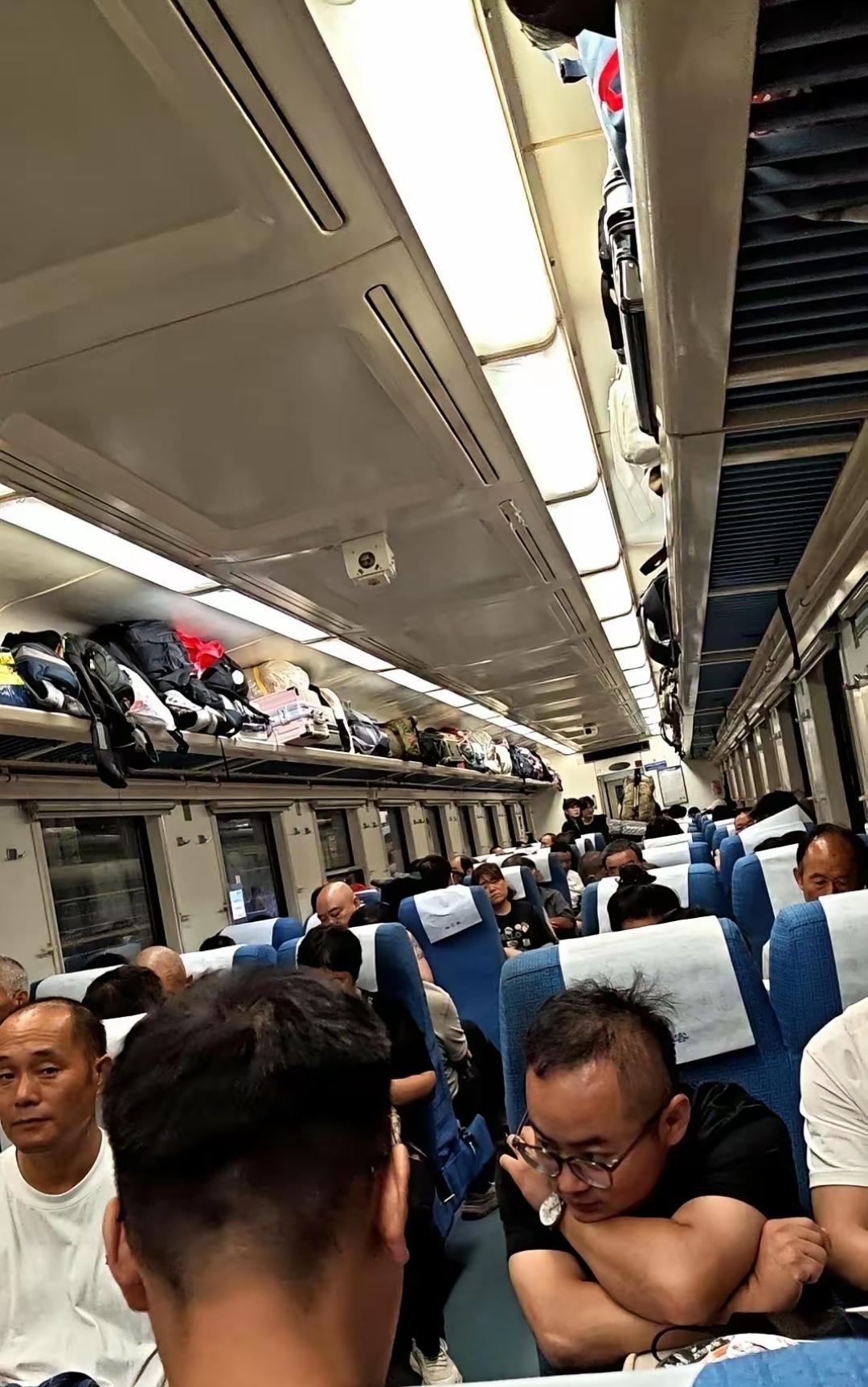 乘务员这招，是真的绝。大叔嫌空调冷，扯着嗓子要关。乘务员没吵没争，弯腰凑到他耳