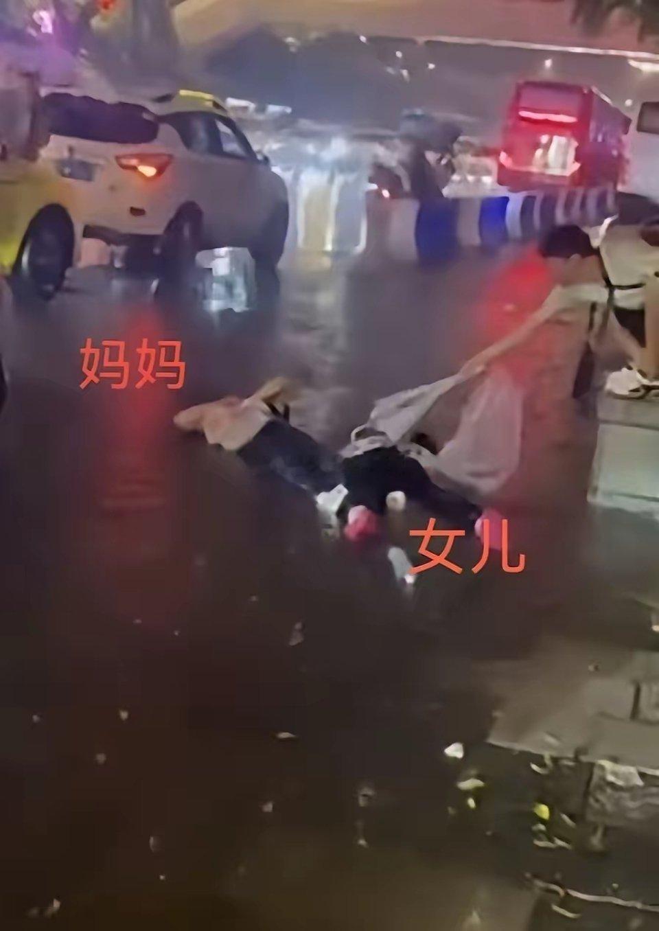 河南母女洪崖洞触电这事，看得人心里一紧。18岁姑娘刚考上大学，人生还没绽放，就脸