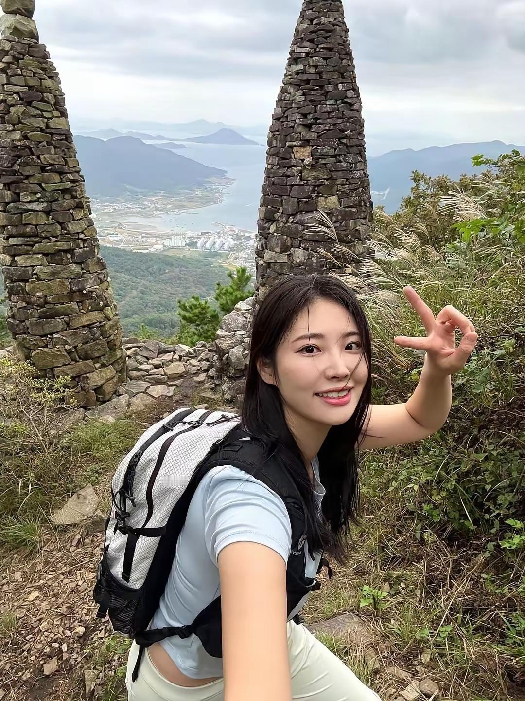 看这景色特别，一定要拍照留念爬山美照分享路上的风景很美