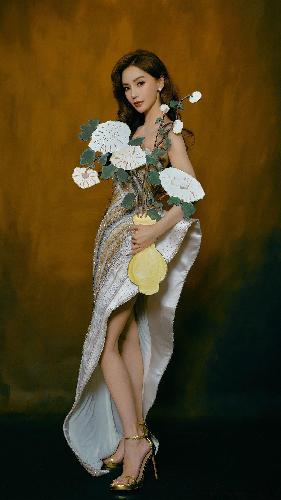 杨颖的真是老太爷赏饭吃，美套造型都好好看啊！天使的脸庞魔鬼的身材不过如此吧！？